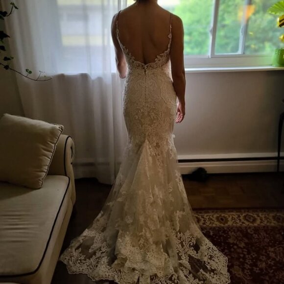 Journey by Enzoani Wedding Dress and Veil - Picture 3 of 4